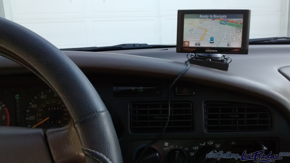 Garmin GPS Mounted on Dashboard - Garmin GPS Montado en Tablero de Instrumentos