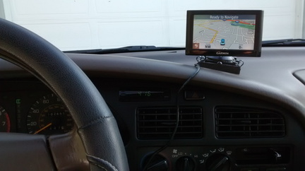 Garmin GPS Mounted on Dashboard - Garmin GPS Montado en Tablero de Instrumentos
