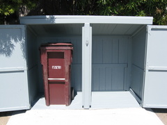 Garbage Can Box, Doors Open - Caja de Canecas de la Basura, Puertas Abiertas