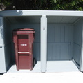 Garbage Can Box, Doors Open - Caja de Canecas de la Basura, Puertas Abiertas