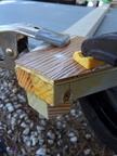 Glueing base on skid back corner -  Pegando base a la esquina posterior de la plataforma