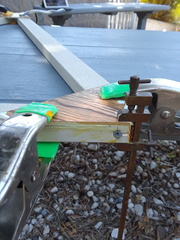 Glueing base on skid left corner - Pegando base a la esquina izquierda de la plataforma