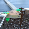 Glueing base on skid left corner - Pegando base a la esquina izquierda de la plataforma