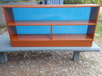 Shelf With Back Panel Installed and Mounted on Base (Estante con Panel Posterior Instalado y Montado Sobre la Base)