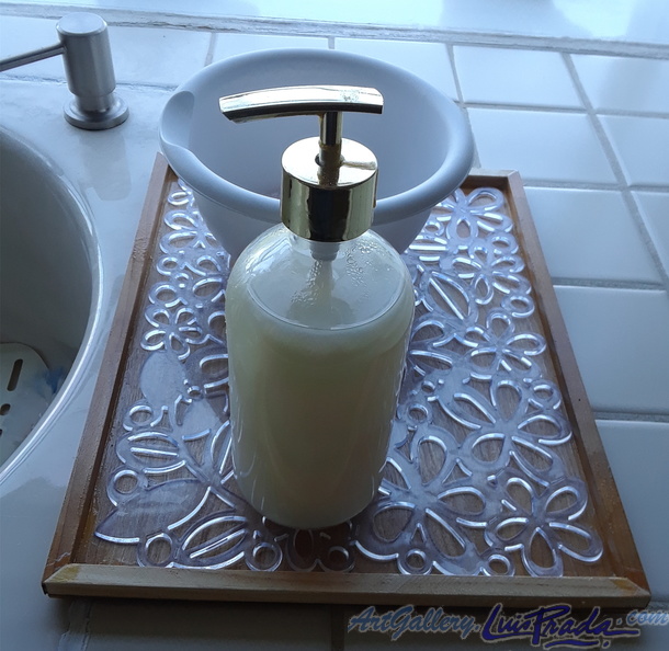 tray_with_kitchen_soap_dispenser1.jpg