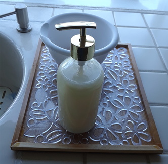 Tray with Kitchen Soap Dispenser - Bandeja con Dispensador de Jabón de la Cocina