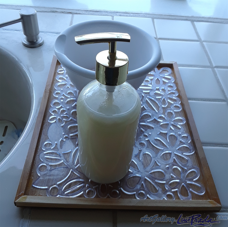 Tray With Kitchen Soap Dispenser - Bandeja Con Dispensador de Jabón en la Cocina