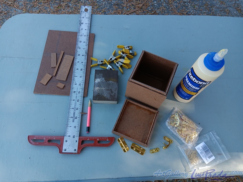 Trinket Box. Gluing Components (Caja de Chucherías. Pegando Componentes)