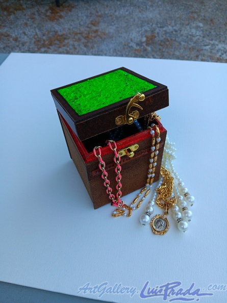 Trinket Box As a Jewelry Box (Caja de Chucherías Como Joyero)